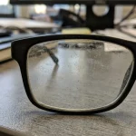 Lentilele de ochelari murdare de seară vă dezvăluie toate secretele de la birou lentilele-de-ochelari-murdare-de-seara-va-dezvaluie-toate-secretele.webp.webp